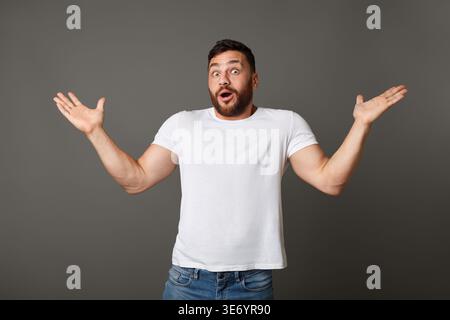 Überraschter Mann, der schockiert in die Kamera starrt Stockfoto