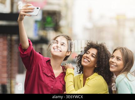 Gerne Freunde zu Fuß in die Stadt und unter selfie Stockfoto