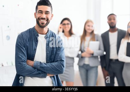 Mann im Amt mit Kollegen im Hintergrund Stockfoto