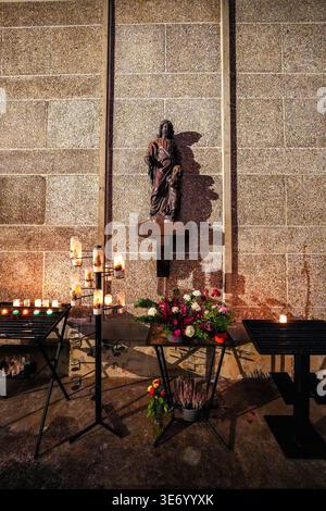 Votivkerzen und die Statue des Heiligen Joseph in einer Betonnische in der St. Joseph-Kirche von Auguste Perret in Le Havre, Normandie, Frankreich Stockfoto