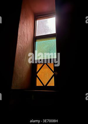 Antike gemalte und geschnitzte Hieroglyphendecke mit Säulen in einem Tempel in Markaz Qena, Ägypten, September 2024 Stockfoto