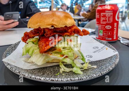 Hähnchenburger nach koreanischer Art, gekauft an einem Food Court in London, UK von Seoul Bird zum Mittagessen Stockfoto
