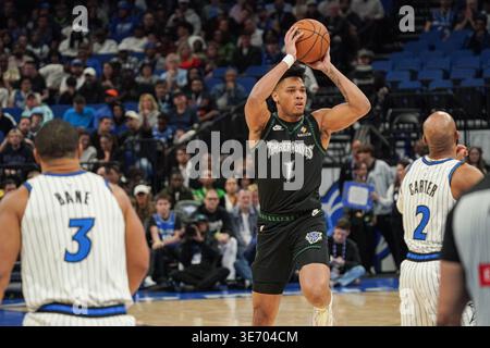 Orlando, Florida, USA, 8. April 2026, die Minnesota Timberwolves bewachen Terrence Shannon Jr #1, der im Kia Center vorbeifährt. (Foto: Marty Jean-Louis/Alamy Live News Stockfoto