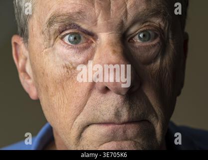 Nahaufnahme eines älteren kaukasischen Mannes mit blauem Auge Stockfoto