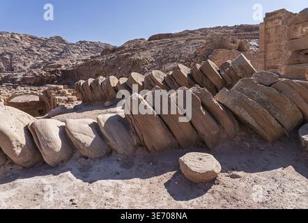 Massive runde Steinabschnitte einer eingestürzten Säule am Großen Tempel oder der königlichen Empfangshalle in Petra Stockfoto