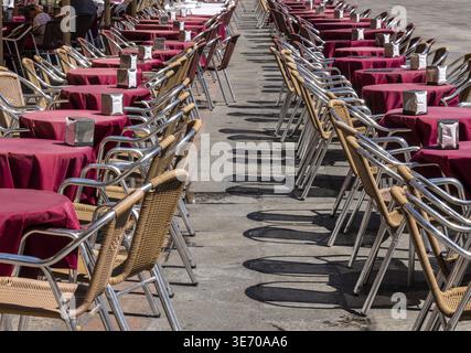 Leere Tische und Stühle von Outdoor Cafe an der Plaza Mayor in Salamanca Stockfoto