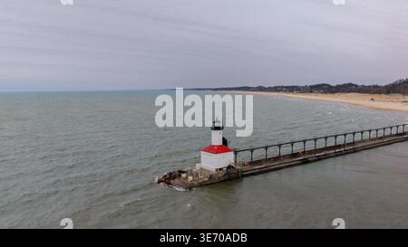 Der St. Joseph North Pier Lighthouse steht am Pier und schützt die vorbeifahrenden Boote auf dem Lake Michigan Stockfoto