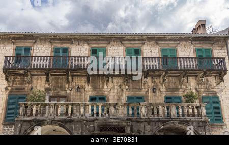 Grüne Fensterläden am Haus in den Straßen der Altstadt von Kotor in Montenegro Stockfoto