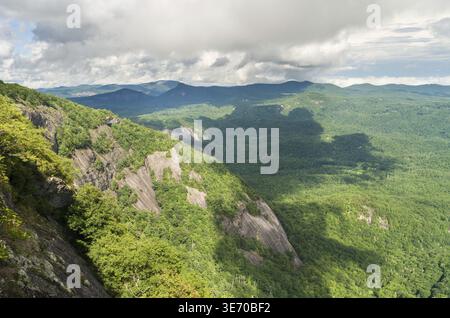 Blick vom Wanderweg zum Gipfel des Whiteside Mountain in der Nähe von Highlands und Cashiers in North Carolina Stockfoto