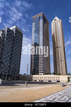 Neue Apartmentblöcke und Hotel entlang des Radwegs am Dubai Canal Stockfoto