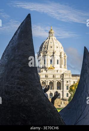 Bronzeskulptur umrahmt das State Capitol in St. Paul, Minnesota Stockfoto