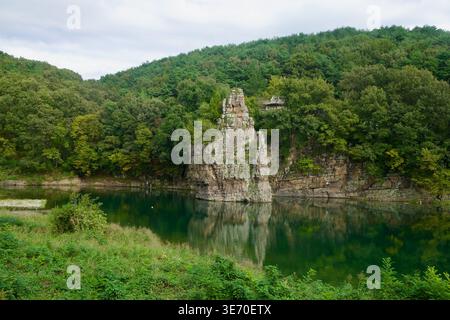 Der Seonbawi Rock erhebt sich am Rande eines tiefgrünen Flusses des Taehwa River, wo ein dichter Wald und ein kleiner Pavillon die Klippe in Guyeong-ri umrahmen. Stockfoto