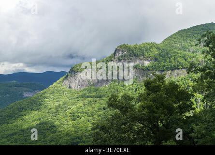 Blick vom Straßenrand auf den Gipfel des Whiteside Mountain in der Nähe von Highlands und Cashiers in North Carolina Stockfoto