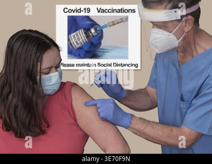 Senior Mann Krankenschwester mit Spritze Injektion einer jungen Frau mit Der covid-19-Impfstoff in der Klinik oder Arztpraxis Stockfoto