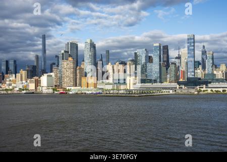 New York, NY - 18. Mai 2025: Hohe Büro- und Appartementgebäude entlang der Uferpromenade in Manhattan am Pier 78 und Fährhafen Stockfoto