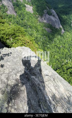 Schatten des Fotografen auf Fools Rock auf dem Gipfel des Whiteside Mountain bei Highlands und Cashiers in North Carolina Stockfoto