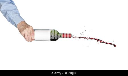 Rotwein, der direkt aus der Weinflasche mit einem leeren Etikett in einen vor weißem Hintergrund isolierten Strom gegossen wird Stockfoto