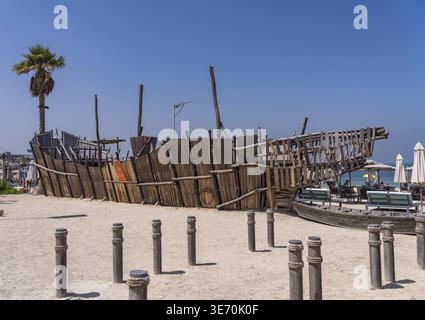 Strand mit Dhow-Klettergerüst in La Mer an der Golfküste von Dubai VAE Stockfoto