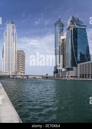 Neue Apartmentblöcke und Hotel am Ufer und Radweg entlang des Dubai Canal Stockfoto