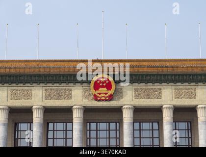 Flagge und Wappen des chinesischen Replublic in der Großen Halle des Volkes auf dem Platz des Himmlischen Friedens Stockfoto