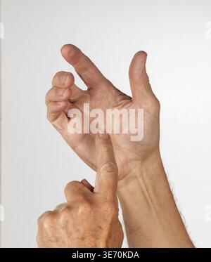 Zeigt eine leere Hand, als ob es ein Telefon und drücken Tasten auf dem Bildschirm des Smartphones hielt Konzept Stockfoto
