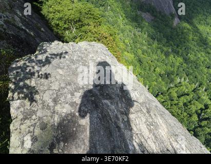 Schatten des Fotografen auf Fools Rock auf dem Gipfel des Whiteside Mountain bei Highlands und Cashiers in North Carolina Stockfoto
