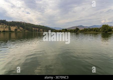 Blick auf den Pearrygin Lake im State Park in der Nähe von Winthrop in den Cascade Mountains des Bundesstaats Washington Stockfoto
