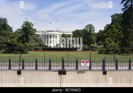 South Lawn Blick auf das Weiße Haus hinter einem Sperrschild in Washington DC, während der Sicherheitsbereich erweitert wird, um Zaunkletterer abzuschrecken Stockfoto