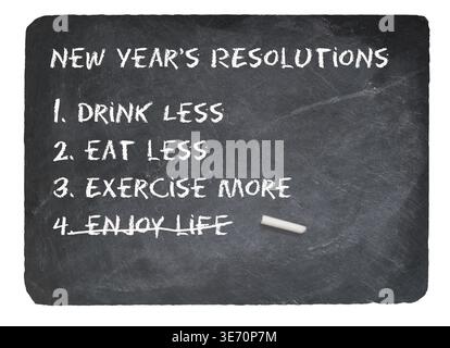 New Years Resolution Joke Nachricht in Kreide auf einer kreidigen natürlichen Schiefertafel vor weißem Hintergrund isoliert geschrieben Stockfoto