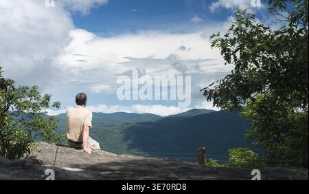 Senior man blickt vom Weg zum Gipfel des Whiteside Mountain in der Nähe von Highlands und Cashiers in North Carolina Stockfoto