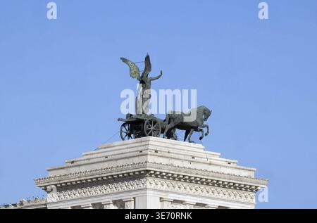 Statue der Göttin Victoria, die auf der Quadriga reitet, Nationaldenkmal von Victor Emmanuel II., Rom, Italien Stockfoto