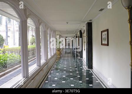 Das Oberoi Grand Hotel, früher bekannt als The Grand Hotel, liegt im Herzen von Kalkutta an der Jawaharlal Nehru Road in Kalkutta, Indien Stockfoto