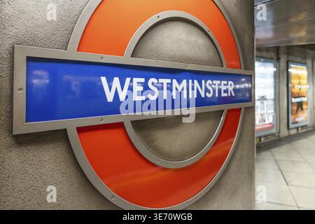 Schild an der Londoner U-Bahn-Station Westminster. London, Grossbritannien, 26. August 2023 Stockfoto