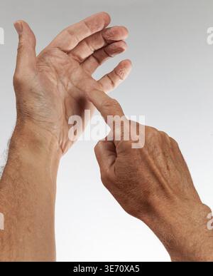 Zeigt eine leere Hand, als ob es ein Telefon und drücken Tasten auf dem Bildschirm des Smartphones hielt Konzept Stockfoto