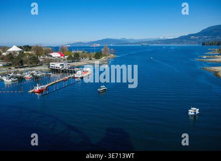 English Bay in Vancouver, BC mit Kitsilano auf der linken Seite und West End auf der rechten Seite. Eine False Creek Fähre fährt unten. Stockfoto