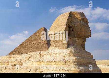 Die große Pyramide von Gizeh erhebt sich hinter der Sphinx in der Nähe von Kairo Ägypten Stockfoto