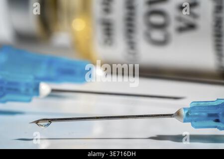 Konzept für die Auffrischimpfung mit drei Spritzen, wobei die dritte den Schub für den Covid-19-Impfstoff darstellt Stockfoto