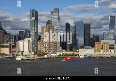 New York, NY - 18. Mai 2025: Hohe Büro- und Appartementgebäude entlang der Uferpromenade in Manhattan am Pier 78 und Fährhafen Stockfoto