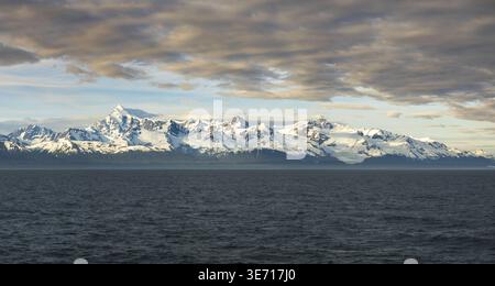 Früher Sonnenuntergang über den Bergen und Mount Fairweather im Glacier Bay National Park in Alaska Stockfoto