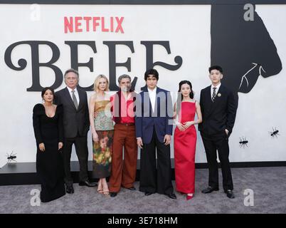 Los Angeles, USA. April 2026. (L-R) BEEF Season 2 Cast: Mikaela Hoover, William Fichtner, Carey Mulligan, Oscar Isaac, Charles Melton, Seoyeon Jang und Matthew Kim bei Netflix's BEEF Season 2 Los Angeles Premiere im Egyptian Theater in Hollywood, KALIFORNIEN am Mittwoch, den 8. ​April 2026. (Foto: Sthanlee B. Mirador/SIPA USA) Credit: SIPA USA/Alamy Live News Stockfoto