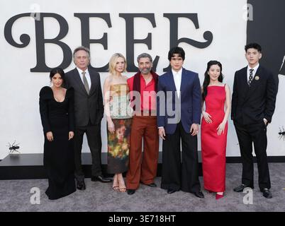Los Angeles, USA. April 2026. (L-R) BEEF Season 2 Cast: Mikaela Hoover, William Fichtner, Carey Mulligan, Oscar Isaac, Charles Melton, Seoyeon Jang und Matthew Kim bei Netflix's BEEF Season 2 Los Angeles Premiere im Egyptian Theater in Hollywood, KALIFORNIEN am Mittwoch, den 8. ​April 2026. (Foto: Sthanlee B. Mirador/SIPA USA) Credit: SIPA USA/Alamy Live News Stockfoto
