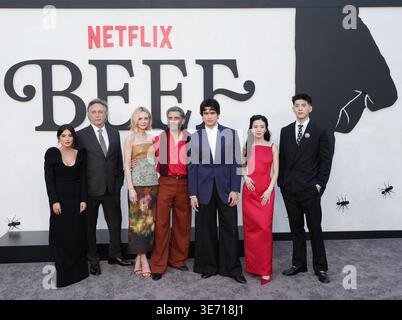 Los Angeles, USA. April 2026. (L-R) BEEF Season 2 Cast: Mikaela Hoover, William Fichtner, Carey Mulligan, Oscar Isaac, Charles Melton, Seoyeon Jang und Matthew Kim bei Netflix's BEEF Season 2 Los Angeles Premiere im Egyptian Theater in Hollywood, KALIFORNIEN am Mittwoch, den 8. ​April 2026. (Foto: Sthanlee B. Mirador/SIPA USA) Credit: SIPA USA/Alamy Live News Stockfoto