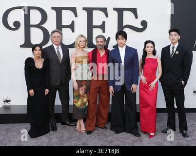 Los Angeles, USA. April 2026. (L-R) BEEF Season 2 Cast: Mikaela Hoover, William Fichtner, Carey Mulligan, Oscar Isaac, Charles Melton, Seoyeon Jang und Matthew Kim bei Netflix's BEEF Season 2 Los Angeles Premiere im Egyptian Theater in Hollywood, KALIFORNIEN am Mittwoch, den 8. ​April 2026. (Foto: Sthanlee B. Mirador/SIPA USA) Credit: SIPA USA/Alamy Live News Stockfoto