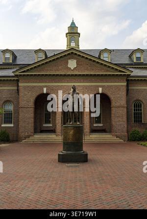 Statue von James Monroe vor Tucker Hall am William and Mary College in Williamsburg, Virginia Stockfoto
