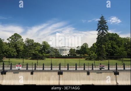 South Lawn Blick auf das Weiße Haus durch das Geländer Washington DC, während der Sicherheitsbereich erweitert wird, um Zaunkletterer abzuschrecken Stockfoto
