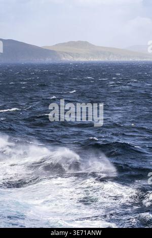 Bug des Kreuzfahrtschiffs auf schwerem Meer und schwellen mit Wellen, die von der Vorderseite des Bootes nahe Cape Horn krachen Stockfoto