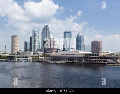 Florida Skyline in Tampa mit dem Convention Center am Flussufer. Im Sommer während des Tages Stockfoto