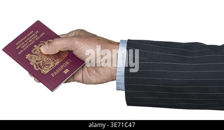 Isoliertes Bild eines älteren Mannes in Anzug und Hand, der einen britischen oder britischen Pass hält Stockfoto