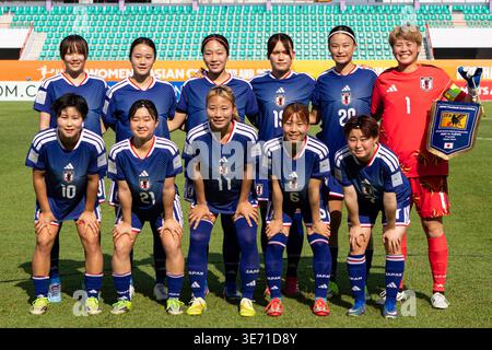Die Spieler des japanischen Teams posieren für ein Mannschaftsfoto, bevor sie am 8. April 2026 im Nonthaburi Stadium in der thailändischen Provinz Nonthaburi das GruppenC-Spiel der AFC U20 Women's Asian Cup Thailand 2026 zwischen Japan (Blau) und Australien (Grün) starten. (Foto: Teera Noisakran/SIPA USA) Credit: SIPA USA/Alamy Live News Stockfoto