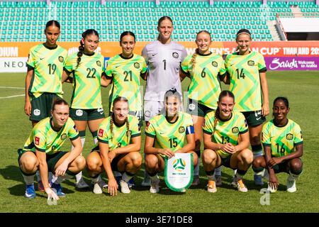 Die Spieler des australischen Teams posieren für ein Mannschaftsfoto, bevor sie am 8. April 2026 im Nonthaburi Stadium in der thailändischen Provinz Nonthaburi das GruppenC-Spiel der AFC U20 Women's Asian Cup Thailand 2026 zwischen Japan (Blau) und Australien (Grün) starten. (Foto: Teera Noisakran/SIPA USA) Credit: SIPA USA/Alamy Live News Stockfoto